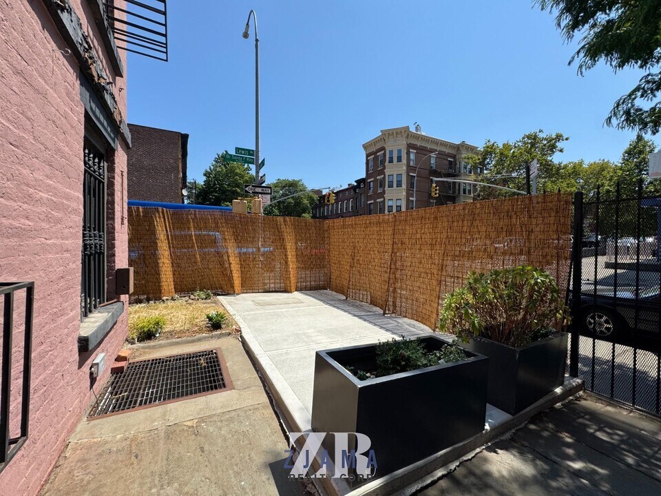 789 Greene Ave in Brooklyn, NY - Building Photo