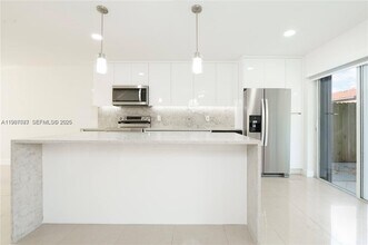 6080 W 26th Ct in Hialeah, FL - Building Photo - Building Photo