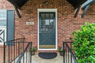 5621 Kingsport Dr in Sandy Springs, GA - Building Photo