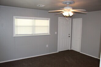 902 NW 99th St in Oklahoma City, OK - Foto de edificio - Building Photo