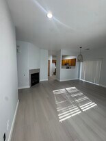 615 Blue Mountain Way, Unit Unit D in Bakersfield, CA - Building Photo