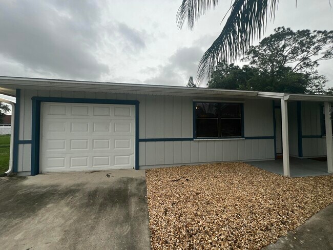 1049 SW Eureka Ave in Port St. Lucie, FL - Building Photo - Building Photo