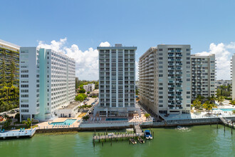 Bayview Terrace in Miami Beach, FL - Foto de edificio - Building Photo