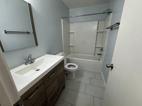 1012 Valhalla Dr in Bakersfield, CA - Foto de edificio - Building Photo