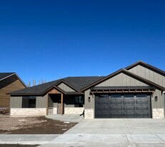343 Poppy St in Sugar City, ID - Building Photo
