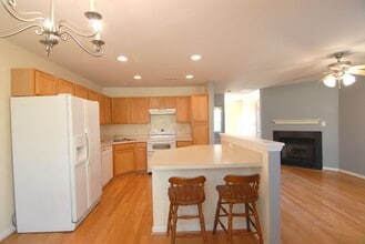 905 Creek Crossing Trail in Whitsett, NC - Foto de edificio - Building Photo
