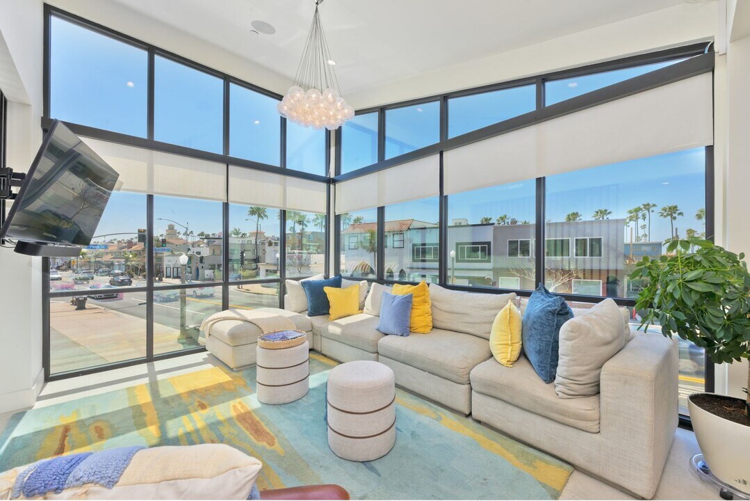 504 E Balboa Blvd in Newport Beach, CA - Building Photo