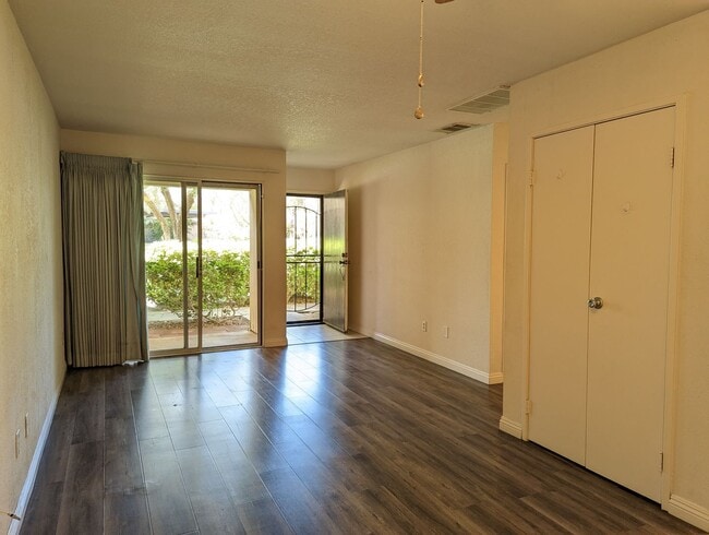 701 Los Felices Cir W in Palm Springs, CA - Foto de edificio - Building Photo