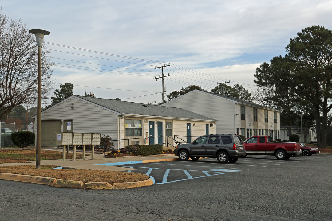 Woods Edge Apartments in Smithfield, VA - Building Photo