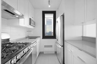 124 W 60th St, Unit 50A in New York, NY - Building Photo - Building Photo