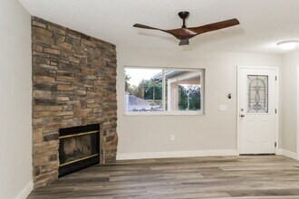 5404 Deltona Blvd in Spring Hill, FL - Foto de edificio - Building Photo