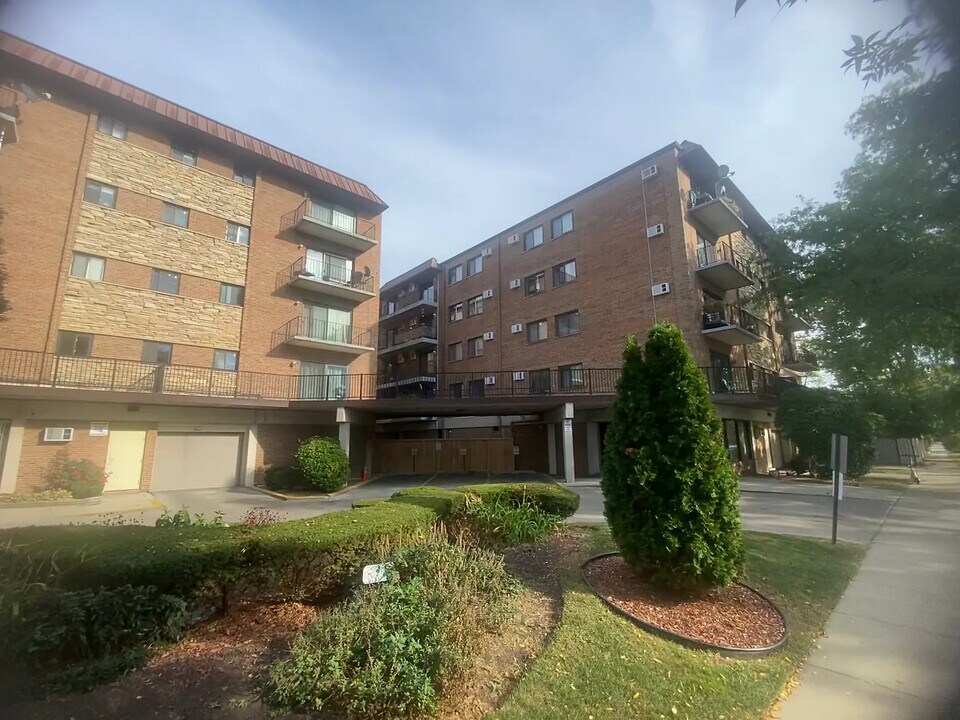 2333 N Neva Ave, Unit 413C in Chicago, IL - Building Photo