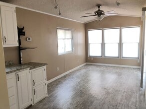 1295 S Cawston Ave in Hemet, CA - Building Photo - Building Photo