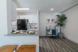 200 Hollow Tree Ln in Houston, TX - Building Photo - Building Photo