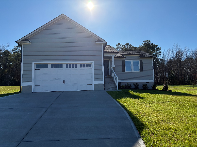 704 Sherrill Farm Dr in Benson, NC - Building Photo