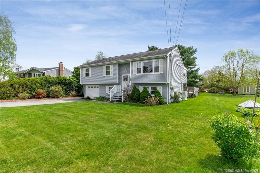 223 Seneca Dr in Groton, CT - Building Photo