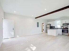 566 E Main Rd in Middletown, RI - Building Photo - Building Photo