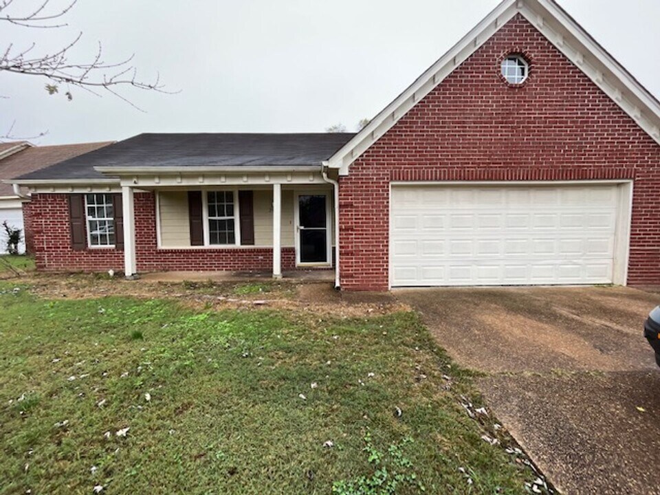 2557 Bristol Cove in Horn Lake, MS - Building Photo