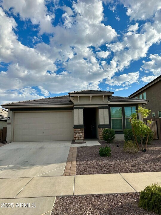 18801 W Clinton St in Surprise, AZ - Building Photo