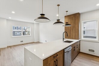 84 Hollywood Ave, Unit 1 in East Orange, NJ - Building Photo - Building Photo