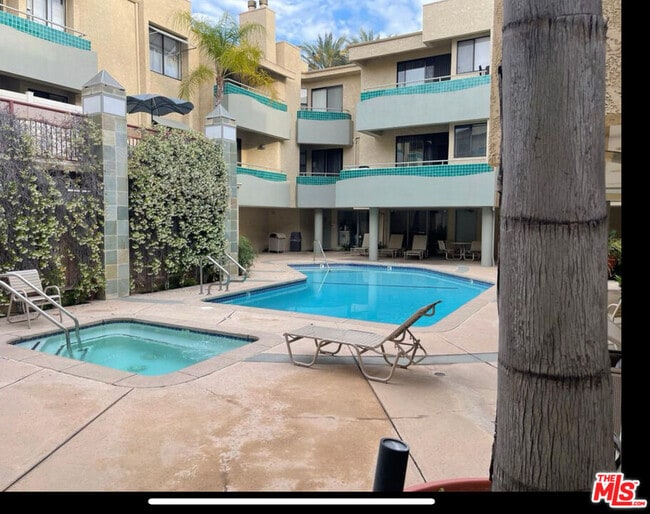 19009 Sherman Way in Los Angeles, CA - Building Photo - Building Photo