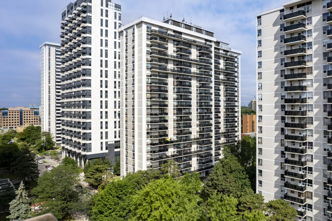 Davisville Village Apartments in Toronto, ON - Building Photo - Building Photo