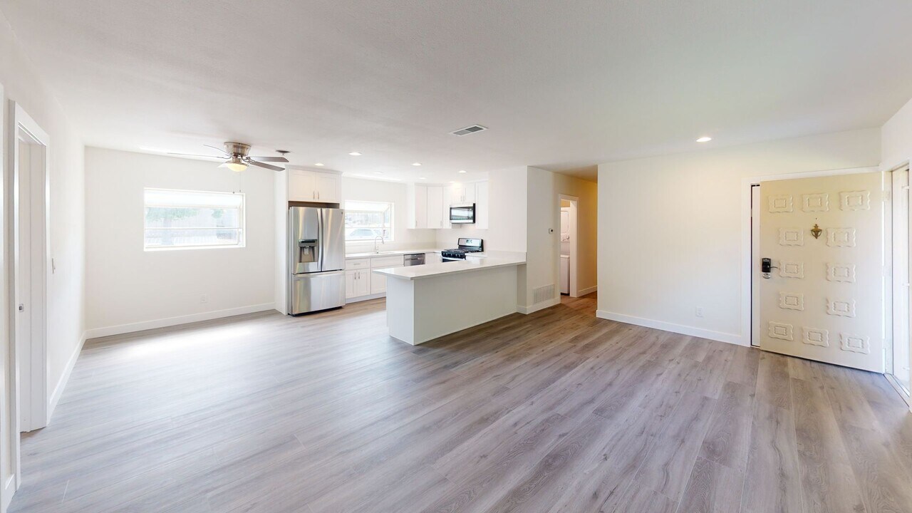 5836 Baja Dr in San Diego, CA - Building Photo
