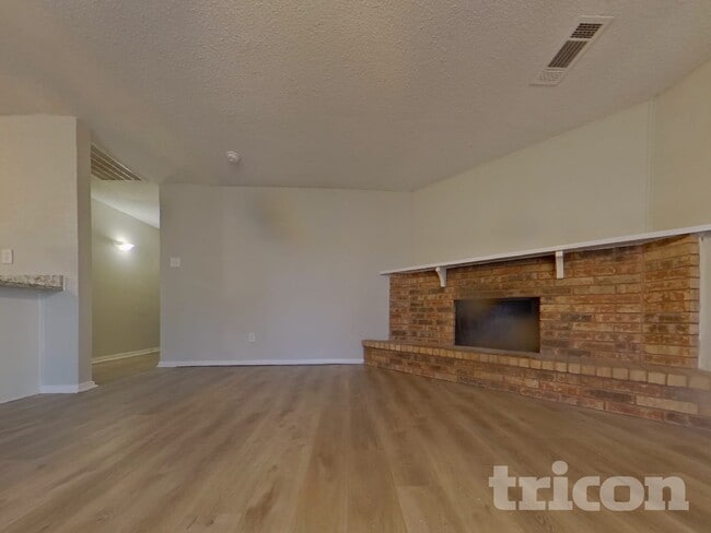 7437 Sandhurst Ln E, Unit 015 in North Richland Hills, TX - Building Photo - Building Photo