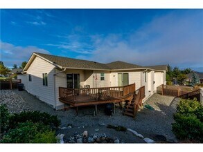 1155 SW Harbor Vista Cir in Oak Harbor, WA - Building Photo - Building Photo