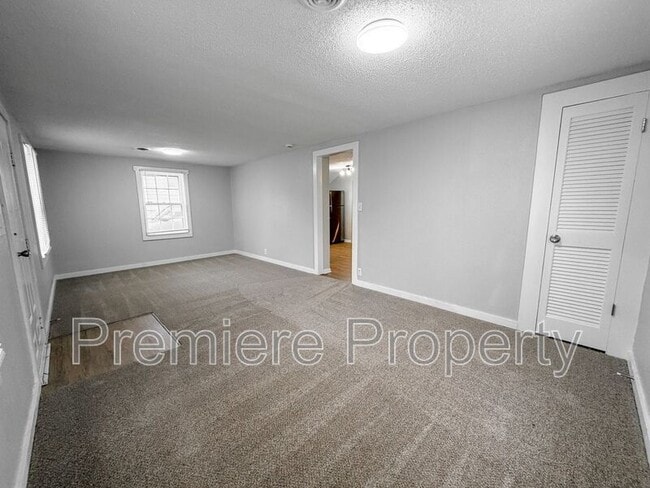 1027 E Stone St in Independence, MO - Building Photo - Building Photo