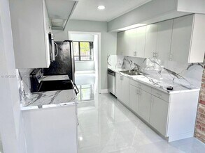 2700 N 34th Ave in Hollywood, FL - Building Photo - Building Photo