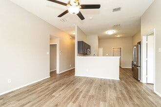 1024 Stockton Dr in Burleson, TX - Foto de edificio - Building Photo