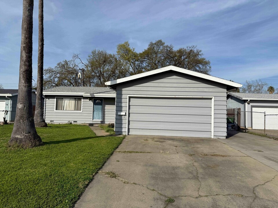 9342 Mark St in Elk Grove, CA - Building Photo