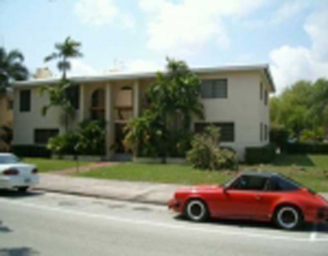 3700 Ponce de Leon in Coral Gables, FL - Building Photo - Building Photo