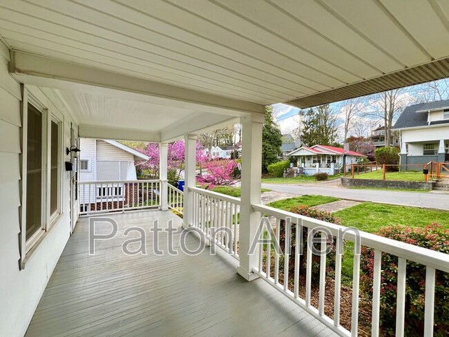 18 Harvard Pl in Asheville, NC - Building Photo - Building Photo