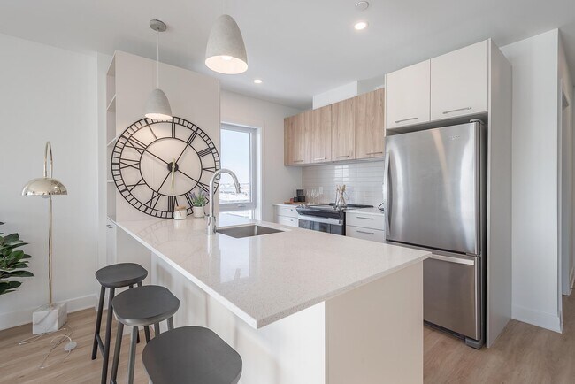 17 Pl. de la Triade in Pointe-claire, QC - Building Photo - Building Photo