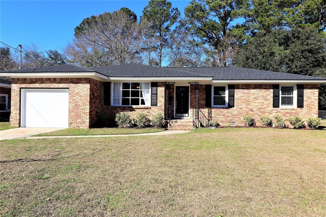 1240 Woodside Dr in Hanahan, SC - Building Photo