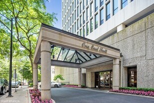 1 E Scott St in Chicago, IL - Building Photo