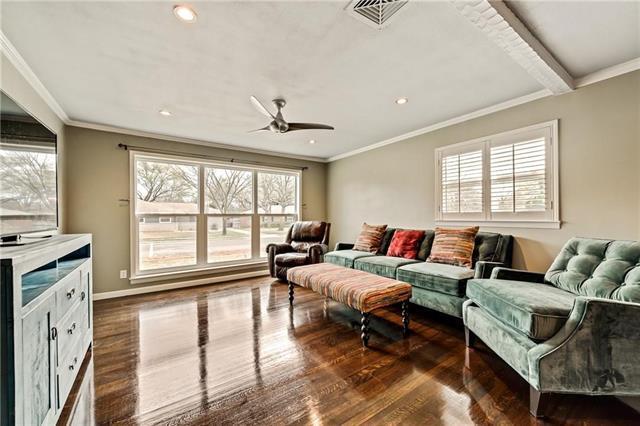 3585 Merrell Rd in Dallas, TX - Building Photo - Building Photo