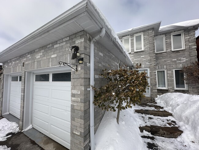 8 Blake Ct in Ajax, ON - Building Photo - Building Photo