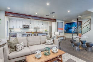 Luxury Spaces Midtown in Sacramento, CA - Building Photo