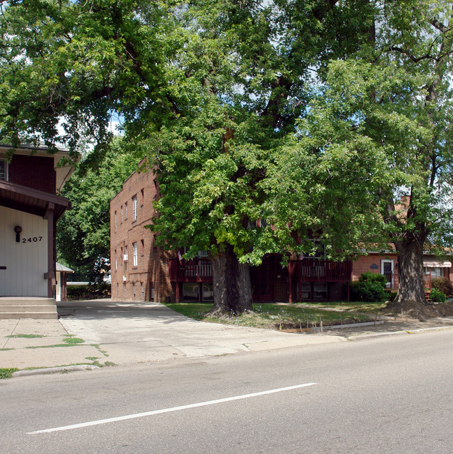 2413 Cleveland Ave NW in Canton, OH - Foto de edificio - Building Photo