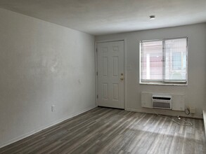 207 Kellywood Mnr, Unit 206 in New Kensington, PA - Building Photo - Building Photo