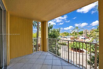 19555 E Country Club Dr in Aventura, FL - Building Photo - Building Photo