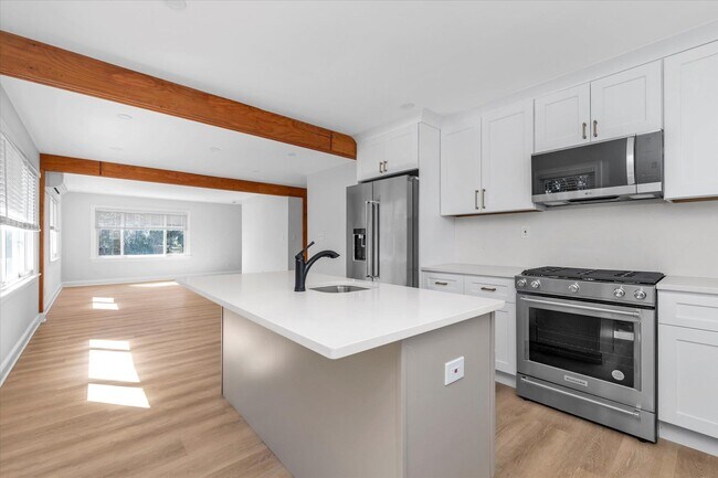 71 Haven Ave-Unit -Upper in Port Washington, NY - Building Photo - Building Photo