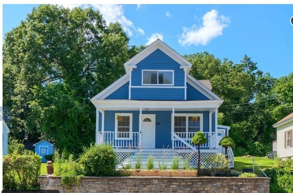 142 E Meadow Rd in Lowell, MA - Building Photo