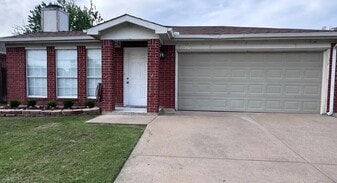 737 Valley Spring Dr in Arlington, TX - Building Photo