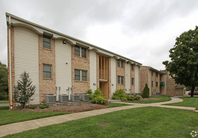 West Creek Manor in Roanoke, VA - Building Photo - Building Photo