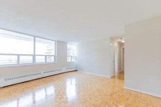 6161 Bathurst St in Toronto, ON - Building Photo - Building Photo