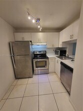 9360 Fontainebleau Blvd in Miami, FL - Building Photo - Building Photo